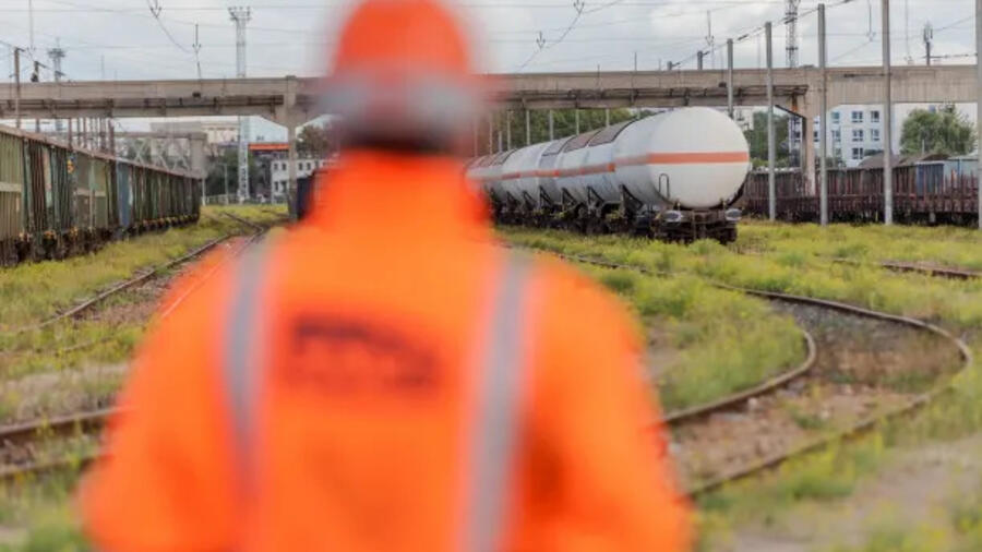 agent SNCF devant un triage
